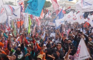 Aksi May Day di Depan Kantor Gubernur Jatim