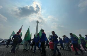 Ribuan Buruh Berbondong-Bondong ke Monas Gelar Aksi May Day