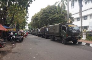 Persiapan Aksi Damai Buruh di Depan Kantor Gubernur Jatim