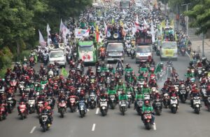 Konvoi Ribuan Buruh di Jl. A Yani Surabaya