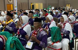Momen Keberangkatan 308 Jemaah Haji Kloter 1 Embarkasi Surabaya ke Tanah Suci