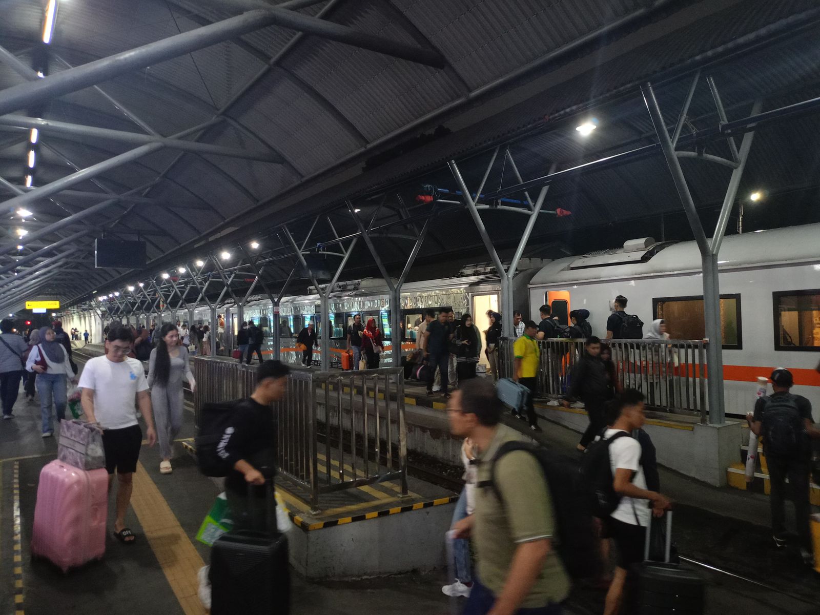 Dukung Perekonomian, KAI Daop 8 Beri Diskon 30 Persen untuk Kereta Api Nonsubsidi hingga 31 Juli