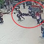 Tangkapan layar video CCTV kecelakaan sepeda motor dan mobil pikap boks di Jalan Ciliwung Surabaya pada Selasa (13/5/2025). Foto: Rudi via Redaksi