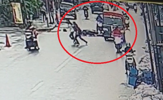 Tangkapan layar video CCTV kecelakaan sepeda motor dan mobil pikap boks di Jalan Ciliwung Surabaya pada Selasa (13/5/2025). Foto: Rudi via Redaksi
