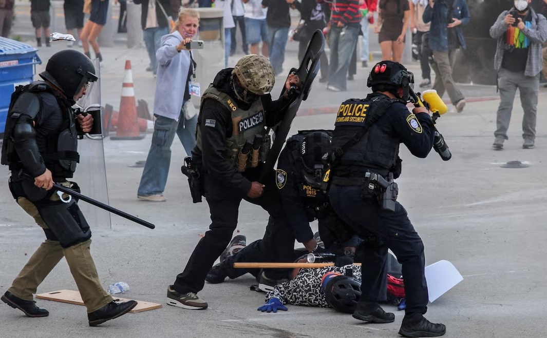 Ketegangan Meningkat, Trump Kerahkan 2.000 Garda Nasional di Los Angeles