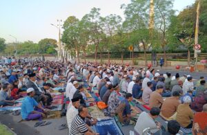 Ribuan Warga Padati Jalan Pahlawan Surabaya untuk Salat Iduladha