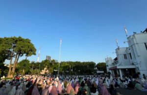 Ribuan Jemaah Padati Balai Kota Surabaya Laksanakan Salat Iduladha