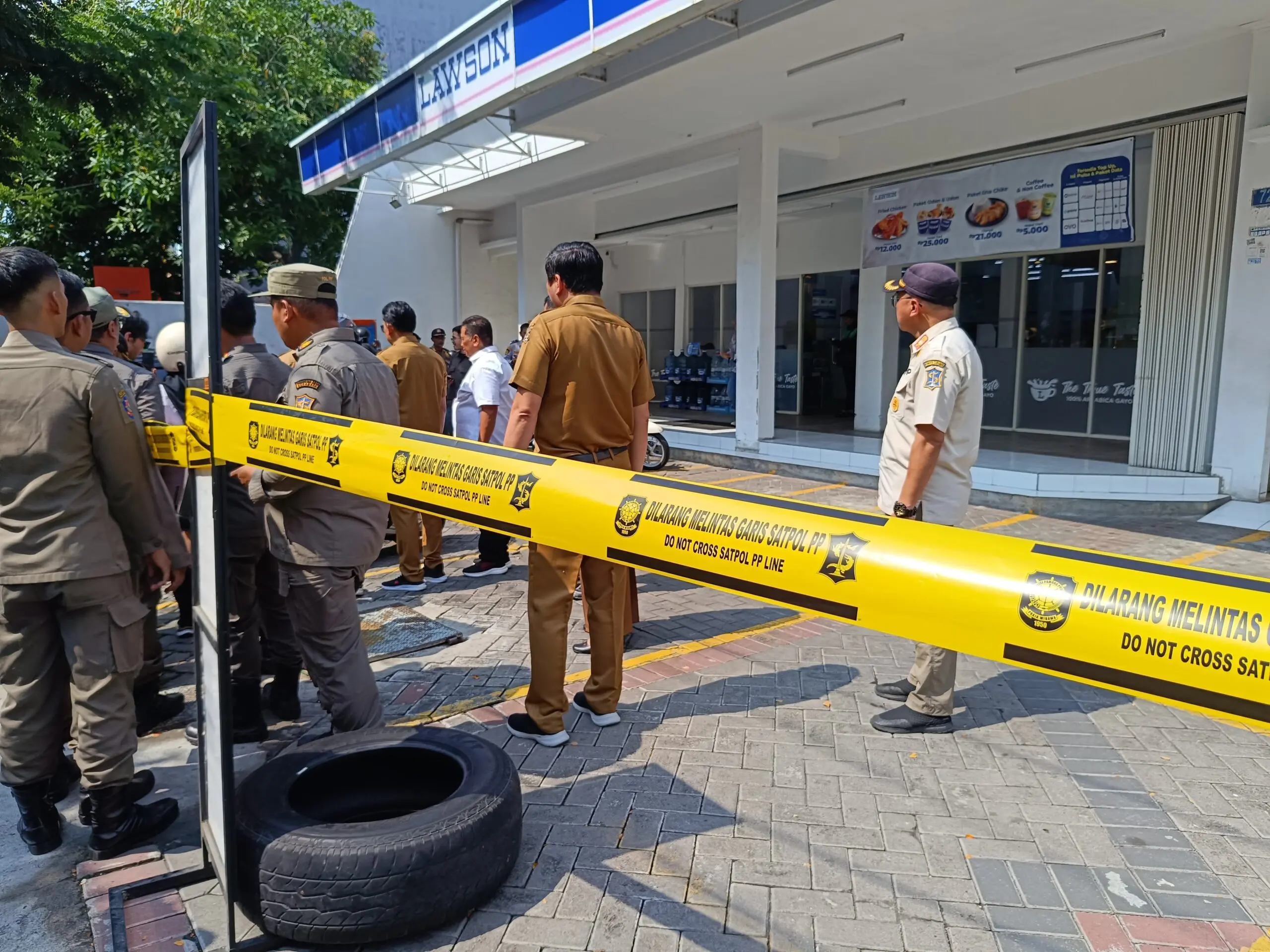 Sejumlah Lahan Parkir Minimarket di Surabaya Disegel karena Masih Ada Jukir Liar - Suara Surabaya