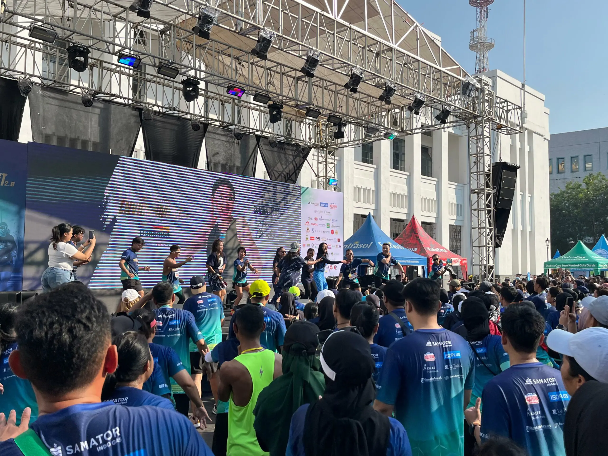 Keseruan Samator EnviRUNment: Zumba Bareng Asri Welas, Ditutup Nyanyian Anggi Marito