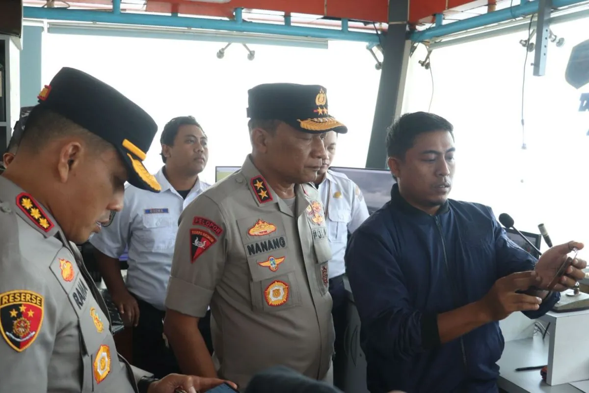 Kapolda Jatim Tinjau Langsung Pencarian Korban Tenggelam KMP Tunu Pratama