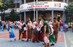 Masa Pengenalan Lingkungan Sekolah di SDN Pakis III Surabaya Dimeriahkan Balon Warna-Warni