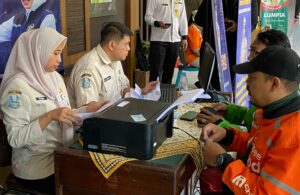 Diver Ojek Online di Surabaya Ikuti Program Pemutihan Pajak Kendaraan
