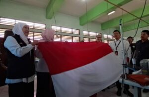 Khofifah Ajak 8.000 Siswa Jahit Bendera Merah Putih Untuk 17 Agustus
