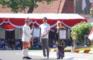 Upacara HUT Ke-80 RI di Grahadi Surabaya, Jatim Raih Dua Rekor MURI