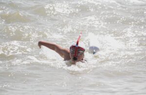 800-an Perenang Seberangi Selat Madura dalam Fin Swimming