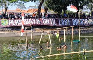 Lomba Ninja Warrior Kampung Jogoloyo Surabaya Sambut HUT Ke-80 RI