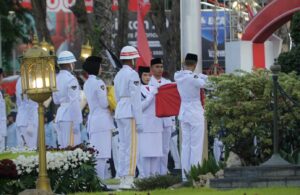 Upacara Penurunan Bendera HUT Ke-80 RI di Grahadi