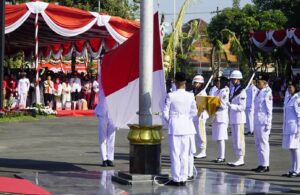 Pengibaran Bendera HUT Ke-80 RI di Balai Kota Surabaya