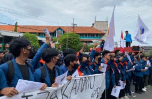 Nakama Bergerak Demo di DPRD Jatim