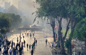 Aksi Solidaritas Kekerasan Aparat di Depan Gedung Grahadi