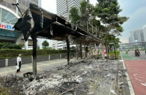 Halte Bus TransJakarta Dibakar Massa