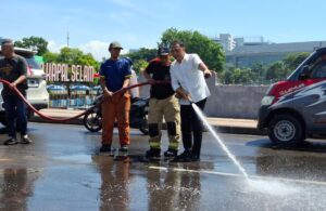 Wali Kota Surabaya Ikut Bersihkan Sisa Aksi Semalam di Jalan Pemuda