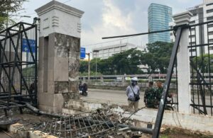TNI dan Brimob Bersiaga di Pagar DPR yang Jebol Akibat Aksi Massa