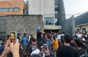 Rumah Ahmad Sahroni Digeruduk Massa