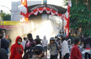 Demo di Polrestabes Surabaya Ricuh