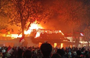 Gedung Grahadi Surabaya Dibakar Massa