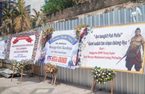 Karangan Bunga Bentuk Dukungan, Terpampang di Depan Grahadi dan Polsek Tegalsari