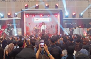 1 Tengah Hanyutkan Penonton Bank Jatim Jazz Traffic Festival