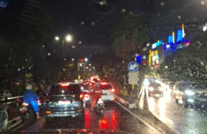 Perpaduan Hujan dan Macet di Jalan Ahmad Yani