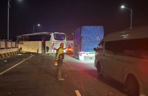 Kecelakaan Bus Vs Truk Gandeng di Jembatan Suramadu
