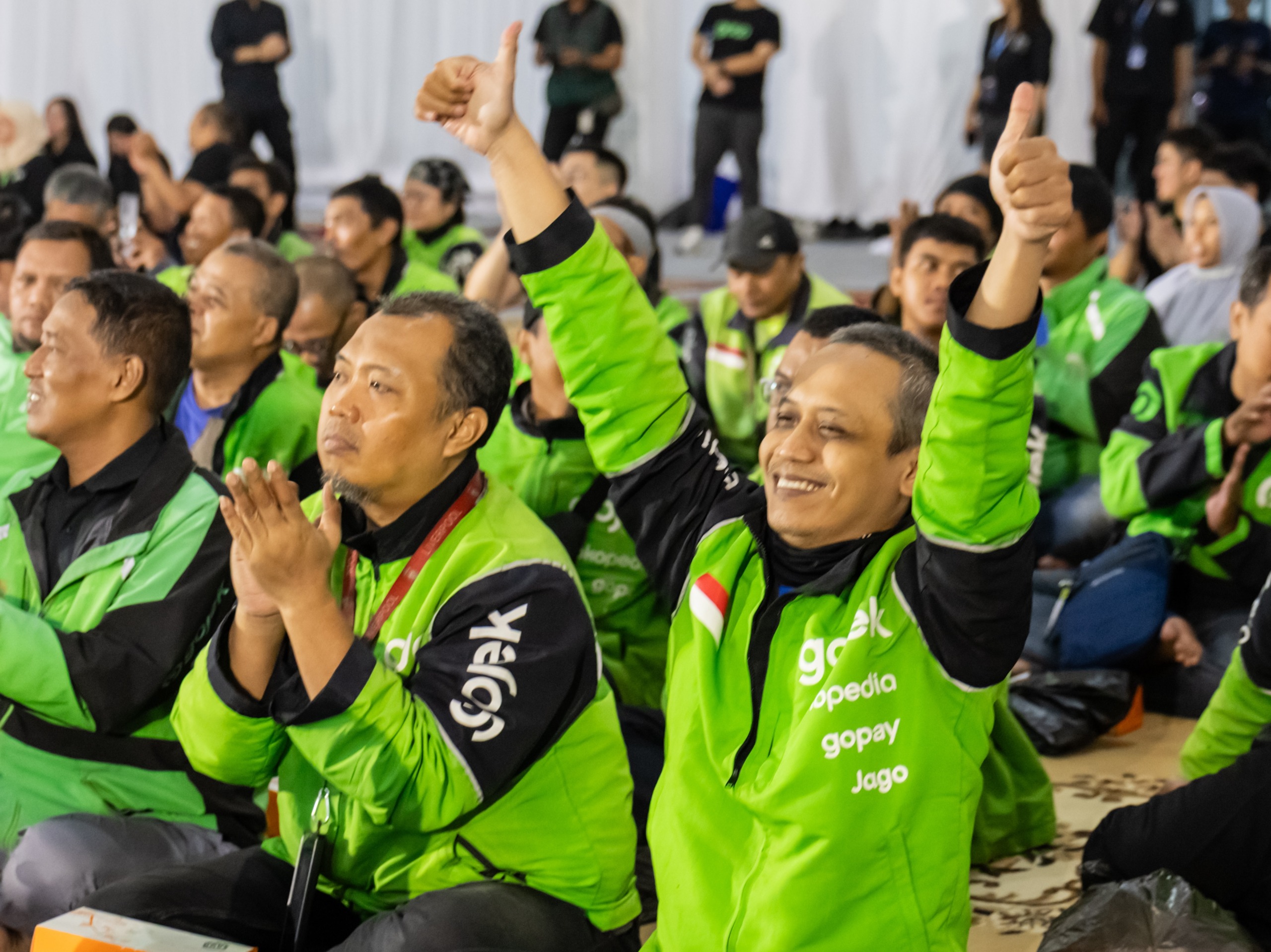 Mitra GoTo bergembira dalam pengumuman GoTo menjadi ekosistem digital pertama di Indonesia yang menanggung iuran BPJS Ketenagakerjaan dan BPJS Kesehatan buat mitranya. Foto: Istimewa.