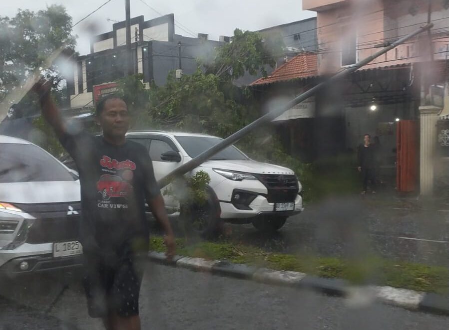 Pohon tumbang dan PJU roboh dan menimpa mobil di Jalan Gunungsari, Surabaya, Rabu (10/12/2025). Foto: Rizki Amalia via WhatsApp Suara Surabaya.