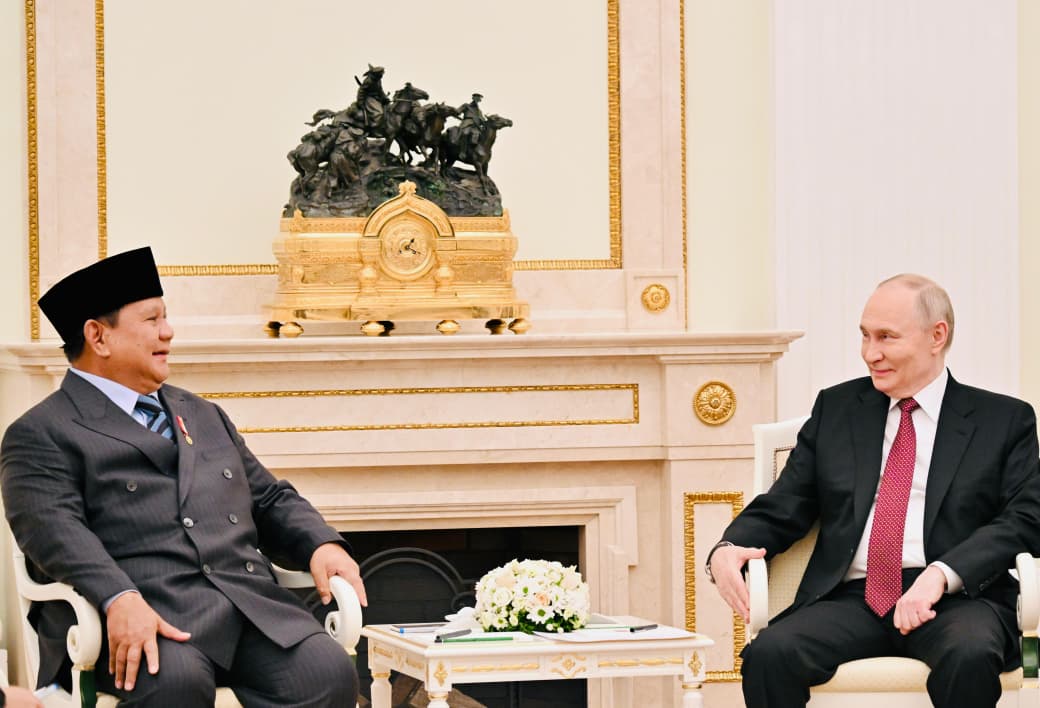 Prabowo Subianto Presiden Republik Indonesia diterima Vladimir Putin Presiden Federasi Rusia di Istana Kremlin, Rabu (10/12/2025). Foto: BPMI Setpres