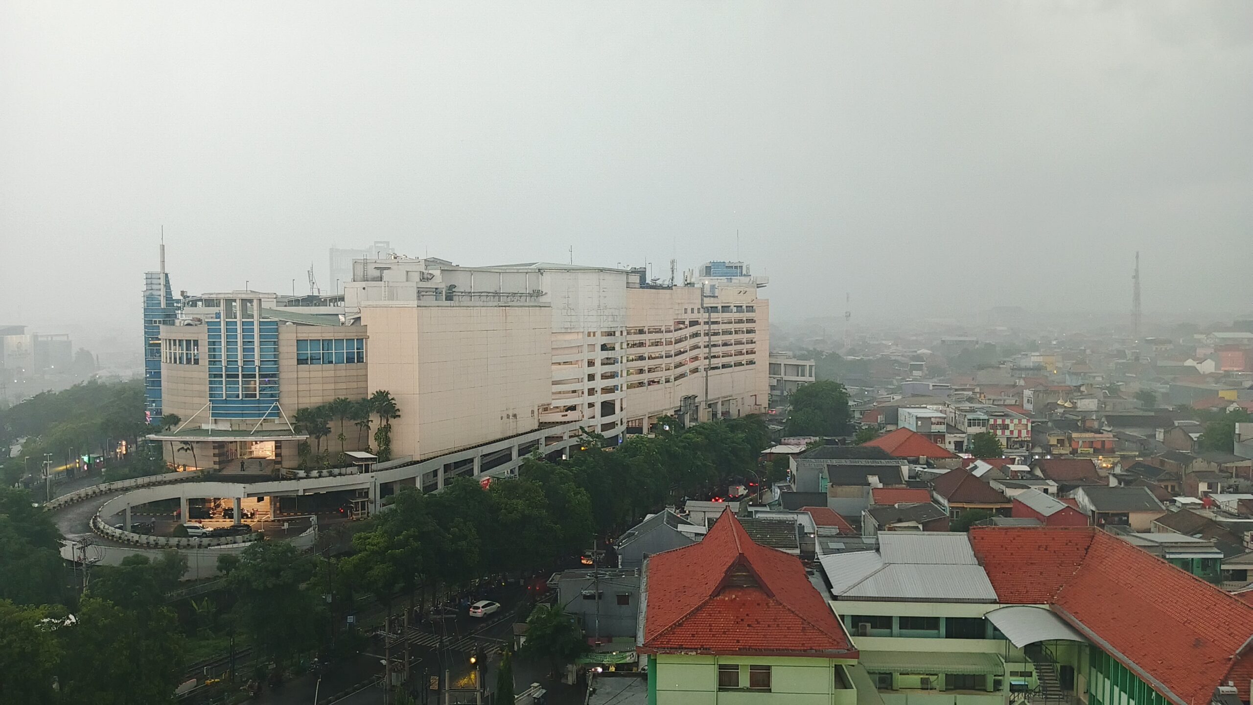 Cuaca Jatim Hari Ini: Waspadai Kabut dan Gelombang 3,1 Meter
