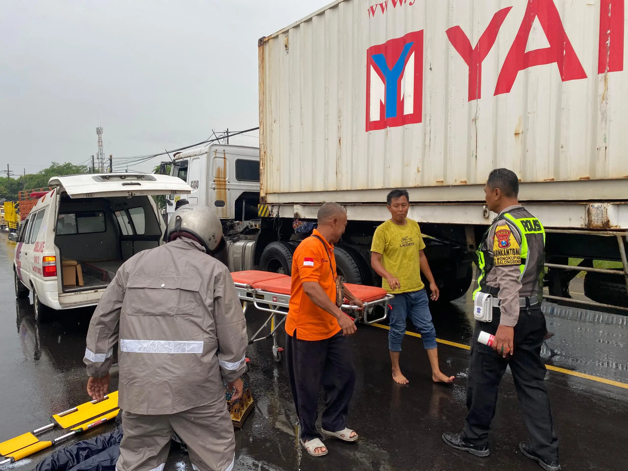Pengendara Motor Tewas Tertabrak Truk Tronton di Balongbendo Sidoarjo