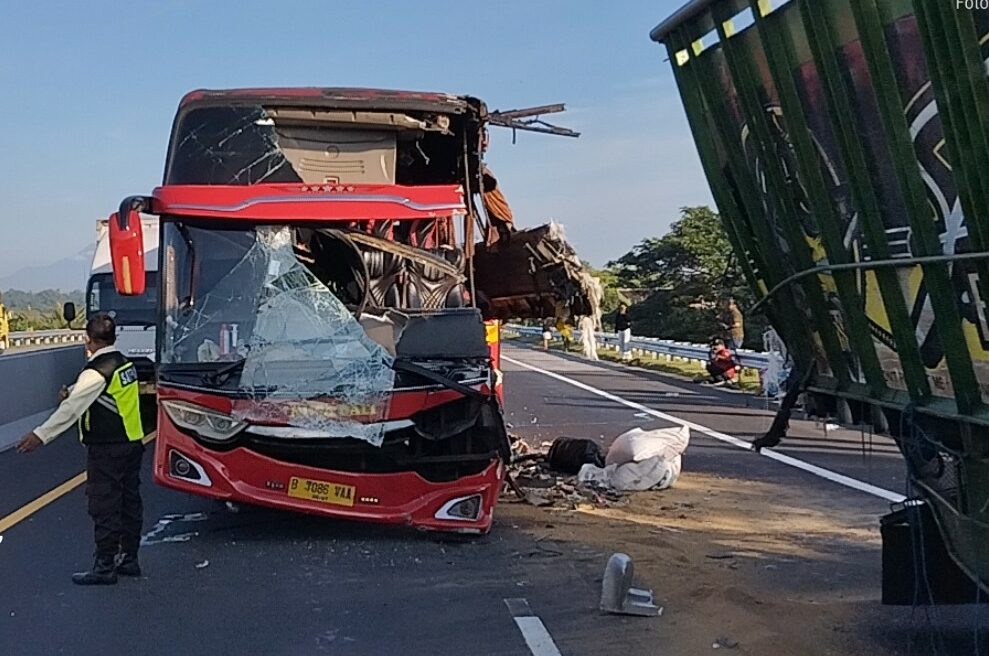Kecelakaan Bus Tabrak Truk di Tol Gempol-Pasuruan, 13 Luka-luka Diduga Sopir Ngantuk