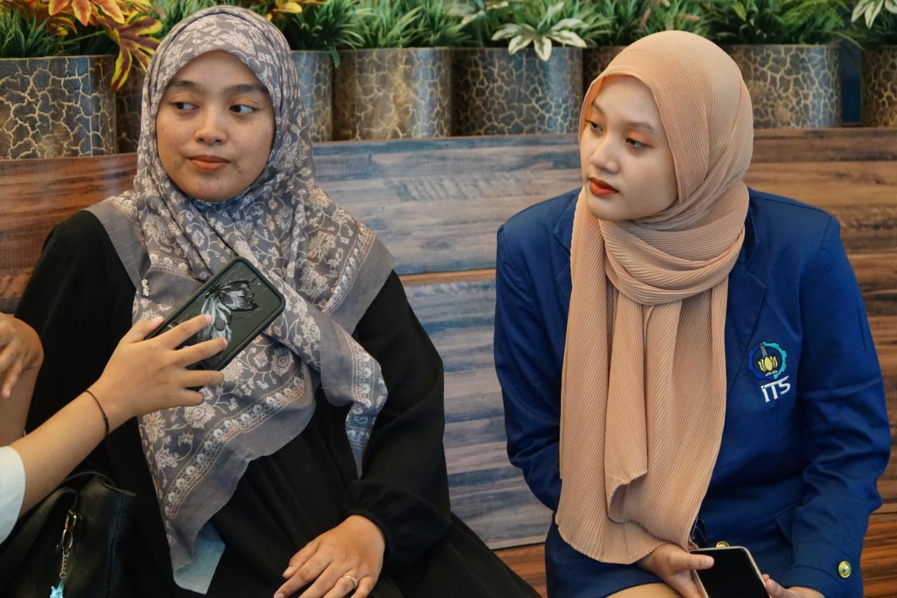 (Kiri-kanan) Alfi Rohmatul Hidayah Dosen Sains dan Komunikasi ITS dan Mayla Nazwa Putri Aisyah Mahasiswa Prodi Sains dan Komunikasi ITS ketika berkunjung ke Suara Surabaya Media pada Jumat (8/5/2026). Foto: Fauzan Mg suarasurabaya.net
