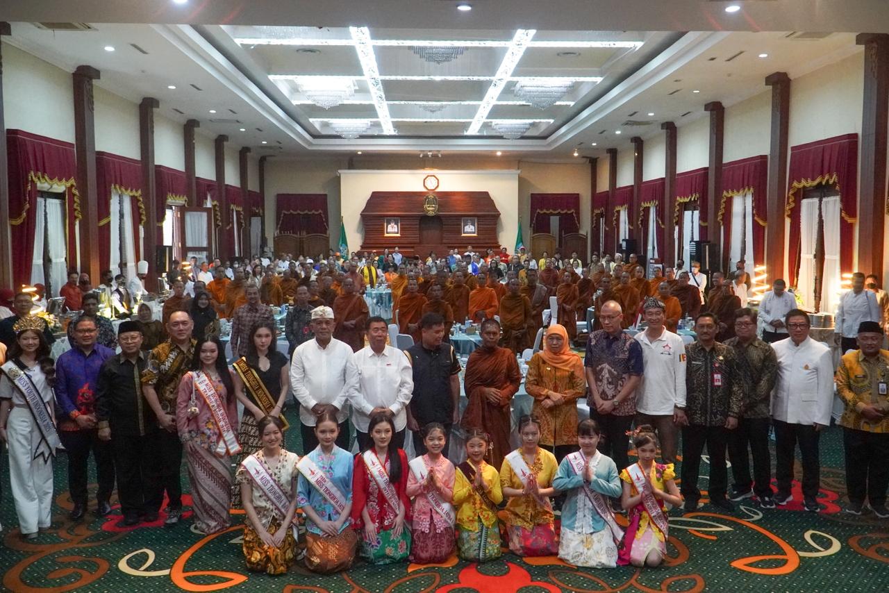 Khofifah Indar Parawansa bersama dengan rombongan Bhikkhu Walk for Peace yang berkunjung ke Grahadi Surabaya, Jumat (15/5/2026). Foto: Rafi’ Ermawan Mg suarasurabaya.net