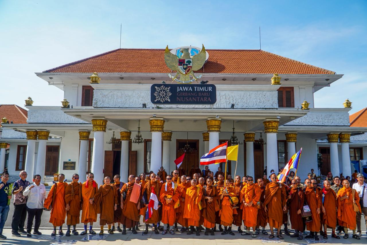 Para Bhikkhu saat berada di Grahadi Surabaya dan akan menuju Gereja Katedral HKY Surabaya, Jumat (15/5/2026). Foto: Rafi’ Ermawan Mg suarasurabaya.net