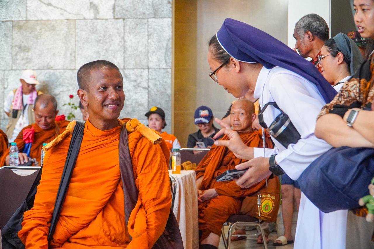 Seorang biarawati menyapa bhikkhu di Gereja Katedral HKY Surabaya, Jumat (15/5/2026). Foto: Rafi’ Ermawan Mg suarasurabaya.net
