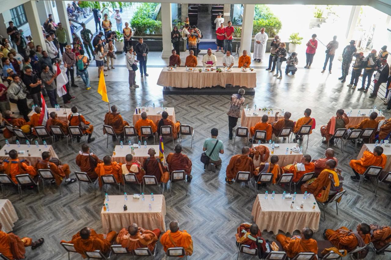 Suasana di Gereja Katedral HKY saat kedatangan rombongan Bhikkhu dalam perjalanan Walk for Peace. Surabaya, Jumat (15/5/2026). Foto: Rafi’ Ermawan Mg suarasurabaya.net