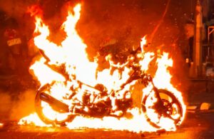 Sepeda Motor Terbakar di Genteng Besar