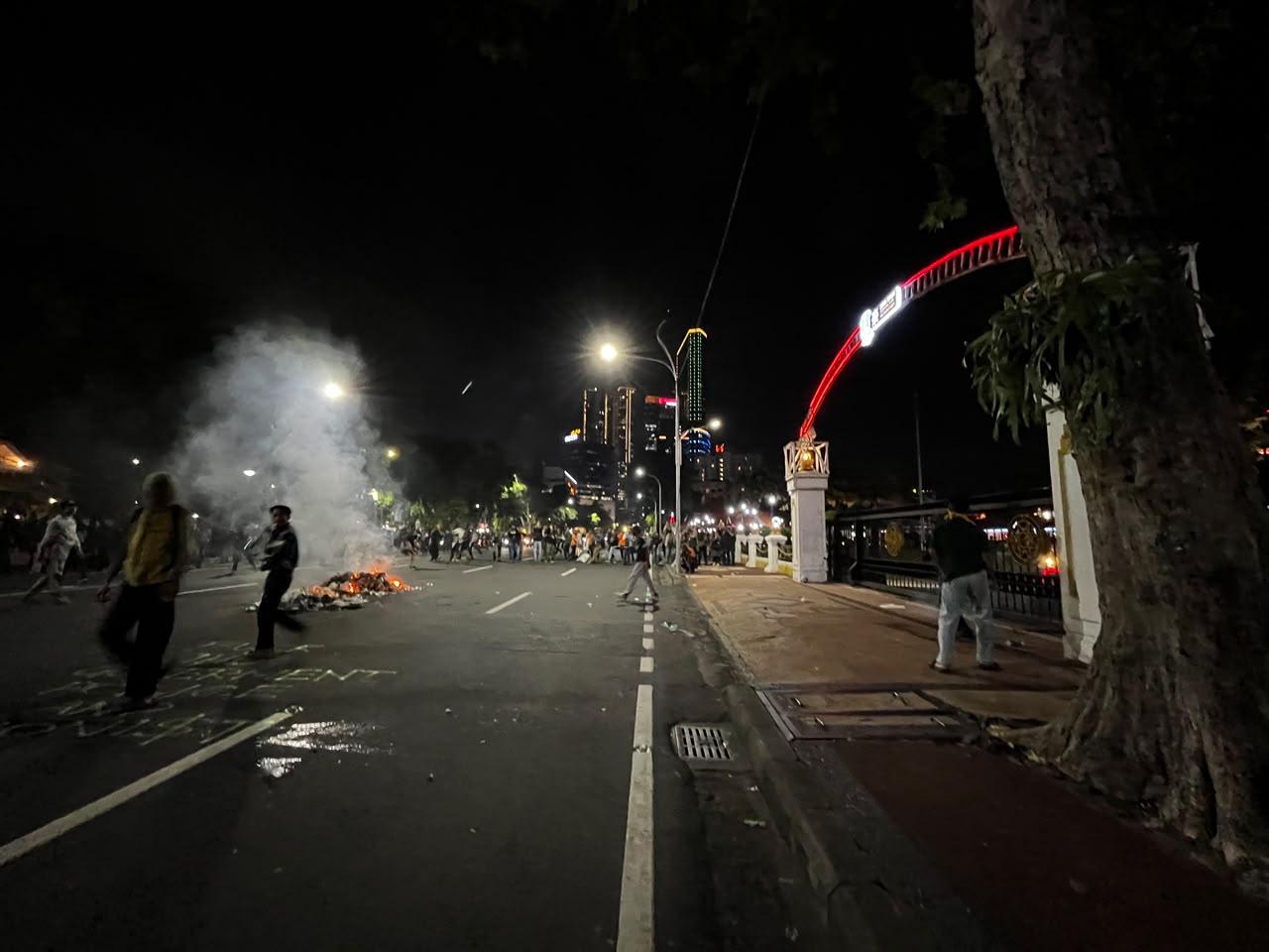 Aksi Demonstrasi di Depan Gedung Grahadi Surabaya Berakhir Ricuh, Pagar Kompleks Dirusak Massa