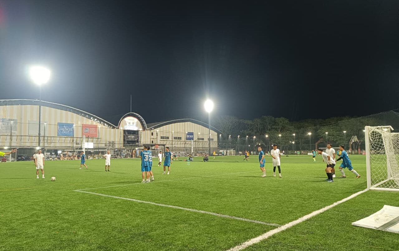 Tren Mini Soccer di Surabaya Melonjak, Pekerja dan Tenaga Kesehatan Ramai Turun ke Lapangan