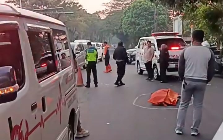 Perempuan Paruh Baya Meninggal Dunia di Semolowaru, Diduga Terobos Lampu Merah