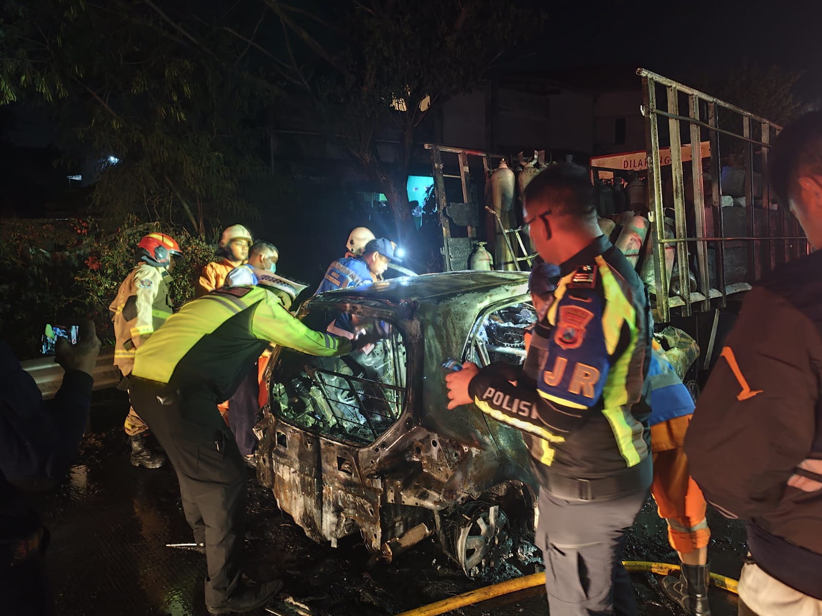 Brio Terbakar di Tol Sumo Usai Tabrak Truk Muatan Tabung Gas, Satu Anak Meninggal